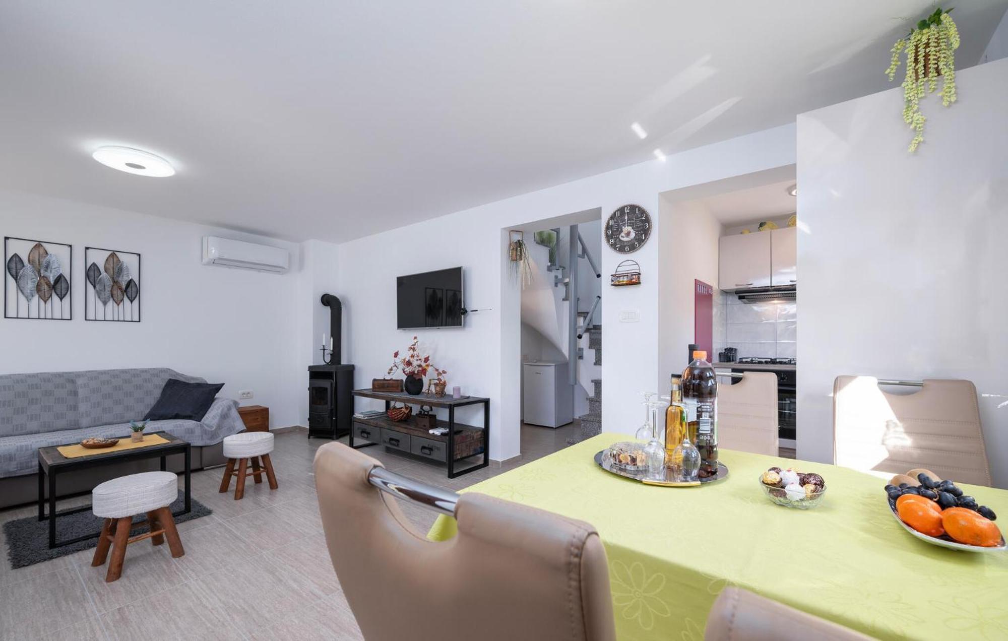2 Bedroom Cozy In Ferienhaus Pula